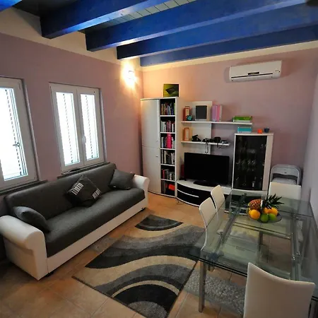 Blue House Apartment *